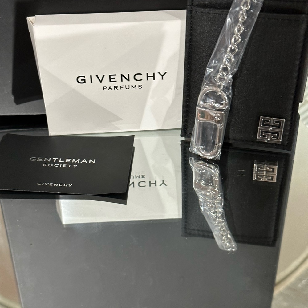 Givenchy - Picture 3 of 7